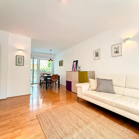 Townhouse With Parking Villa *